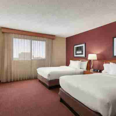 Embassy Suites by Hilton Kansas City International Airport Rooms