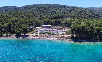 Hotel Antica-Seafront Hotel with Comfortable Rooms and Pool