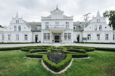 Hotel Pałac Romantyczny فنادق في Turzno