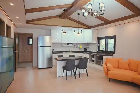 Seogwipo Sumgol Pension Отели рядом с достопримечательностью «Shinhwa Theme Park»