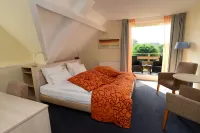 Hotel Op Diek Hotel dekat HRTC DOK