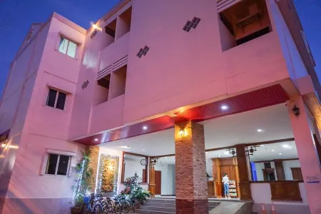 Dalha Renovtel Hotel Отели рядом с достопримечательностью «Wat Phra in Plaeng»