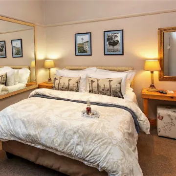 Riverside Guest Lodge