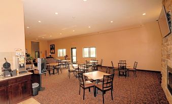 Cobblestone Inn & Suites - Denison | Oak Ridge