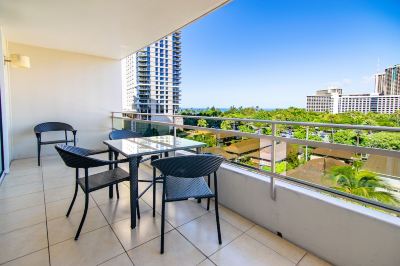 パーシャルオーシャンビュールーム(ベッドルーム2室)(バス1室) リージェンシー オン ビーチウォーク ワイキキ by アウトリガーの写真