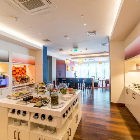 Hampton by Hilton Warsaw Airport Отели рядом с достопримечательностью «Влохи»