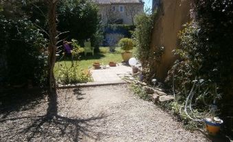 a beautiful garden with a variety of plants and flowers , creating a serene and inviting atmosphere at Les Bambous