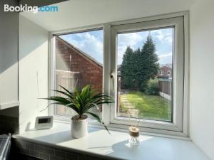 Worksop Newly Refurbished 2-Bedroom House