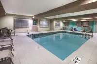 La Quinta Inn & Suites by Wyndham Erie - Pools
