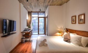 Santorini Style Room (Open Bathtub) in Hanoi/01