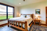 Sleek Red Lodge Home Rental w/ Private Hot Tub! - WiFi
