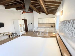 Sleeps 11 - Huge Charming Italian Villa & Pool - Aircon - Wifi