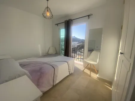 New Renovated Family Home above Swimming Pool!