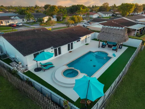 Maggie Home in Kendall - Pool and Tiki Bar Hotels in The Hammocks