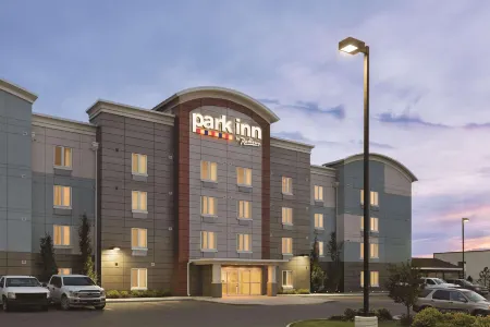 Park Inn by Radisson, Calgary Airport North, AB Отели рядом с Аэропорт Калгари