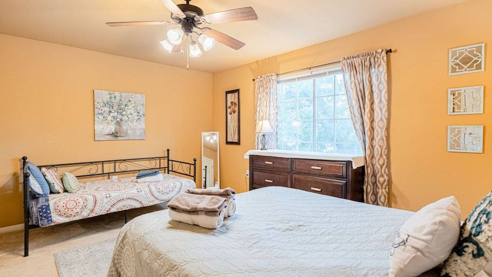 Quiet 2 Story Walkable to East Side Eateries