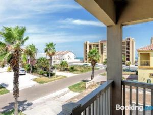 Large 3-Bed Condo w Tropical Pool, Close to Beach!