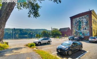 Hallowell Gem Steps from Granite City Park and Dtwn