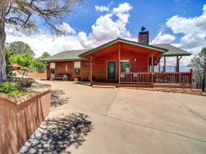 Falconcrest Payson Cottage w/ Fire Pit & Views!