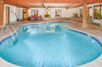 Days Inn & Suites by Wyndham Wisconsin Dells - Kolam Renang