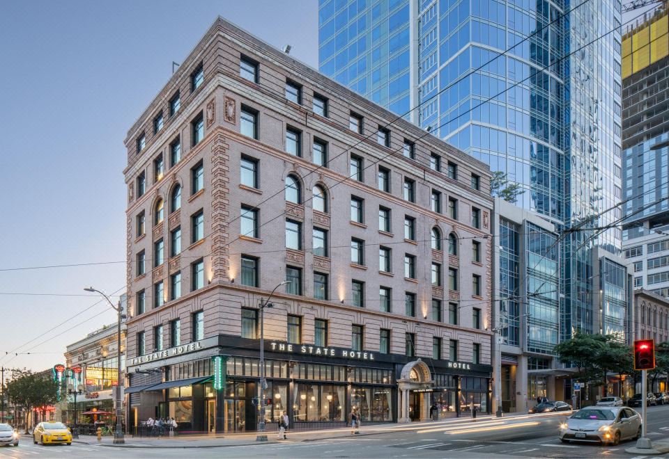 3. 더 스테이트 호..