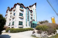 Yesan Garusil Motel - parking