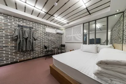 Busan Daeyeondong Hotel with