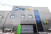 Gunsan Dubai Drive-in Motel Hotels near Gyeongamdong Railroad Town