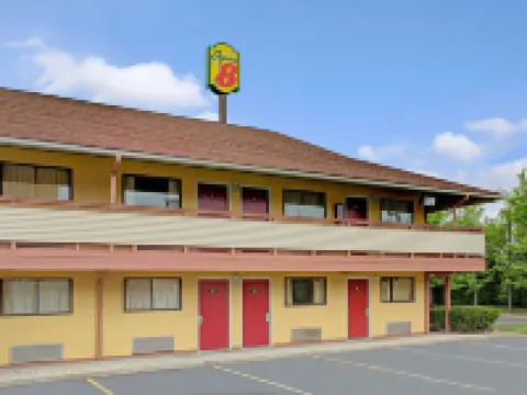 Super 8 by Wyndham Cincinnati/Springdale Oh Hotels in Springdale