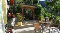 La Casa Amarilla Hotel a 