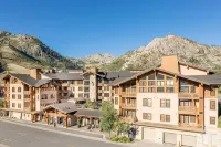 The Village at Palisades Tahoe Hotels in der Nähe von Gallery Keoki