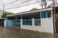 RedDoorz Syariah @ Sakura Hotel Jatiwaringin Hotell i Jaticempaka