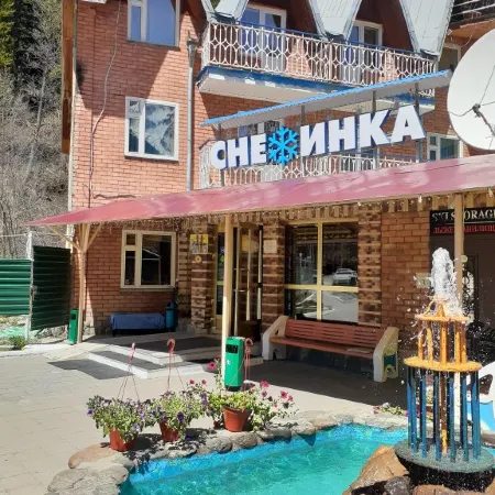 Snezhinka (Dombaj) Hotel