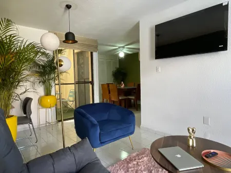 House Near the Santiago River Отели рядом с достопримечательностью «Parque Central-Nara Garden»