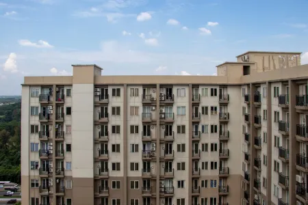 Comfort 2BR at 28th Floor Podomoro Golf View Apartment By Travelio