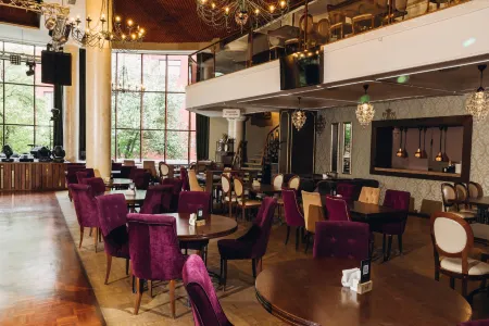 Северная Отели рядом с достопримечательностью «Памятник Петру I»