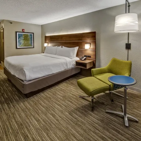 Holiday Inn Express LOUISVILLE AIRPORT EXPO CENTER by IHG Отели рядом с достопримечательностью «Сикс Флэгз Кентакки Кингдом»
