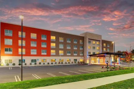 Holiday Inn Express & Suites Middletown - Goshen Отели рядом с достопримечательностью «LEGOLAND New York Resort»