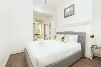 STUNNING SYDNEY HOME 8 Hotels near Wharf Theatre