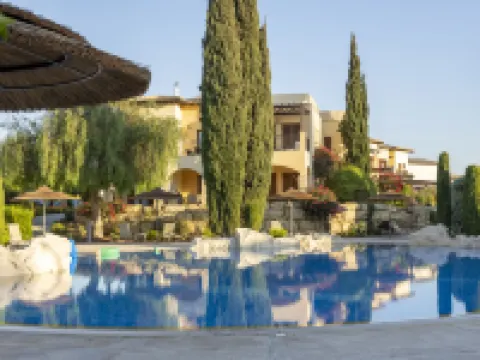 Bright apartment with shared pool in Aphrodite Hills Hotel di Kouklia