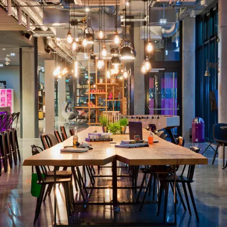 Moxy Stuttgart Airport/Messe Отели рядом с достопримечательностью «Развлекательный комплекс SI-Centrum в Штутгарте»