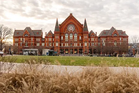 Modern OTR home with vintage charm of the Queen City Отели рядом с достопримечательностью «Университет Цинциннати»