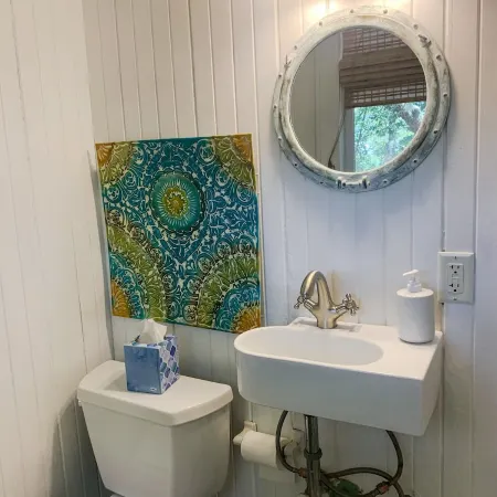 Romantic, cozy cottage nestled amongst live oaks & palms, a block from beach.