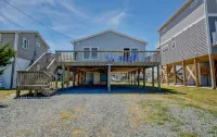 Steps to the Beach. Canal Front with New Dock. Clean, Cozy Getaway.
