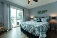 Amazing Sunset Beach canal home - Kayak, paddleboard, bring your boat & jetskis