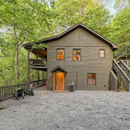 Modern Cabin with Great Views Close to Downtown Clayton