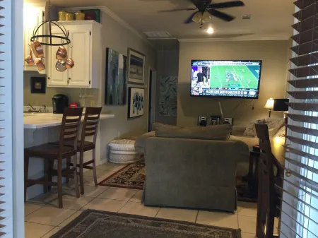 Cozy 1-bedroom 1 bath guest house 5 minutes from Ole Miss Campus