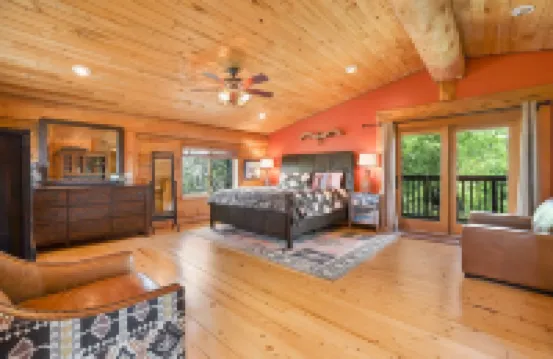 Hardwood Chalet-Pool, Hot tub, fireplace