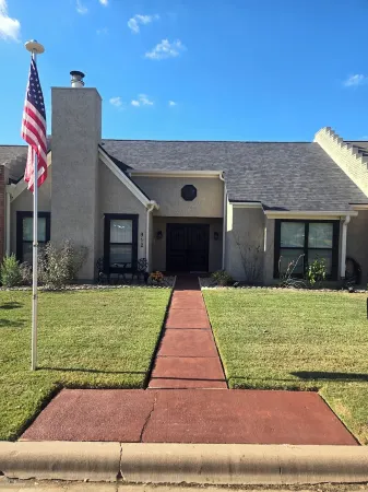 Two-bedroom townhome in a quiet neighborhood with private parking and Wi-Fi.