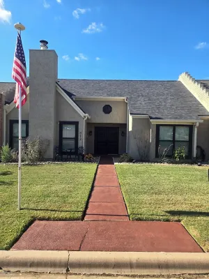 Two-bedroom townhome in a quiet neighborhood with private parking and Wi-Fi.